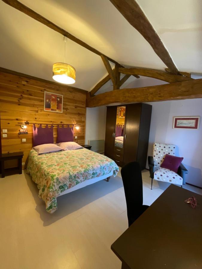 Chambres, Table D'Hotes Et Gites Les Mesanges Saint-Jean-de-Sauves Exterior photo