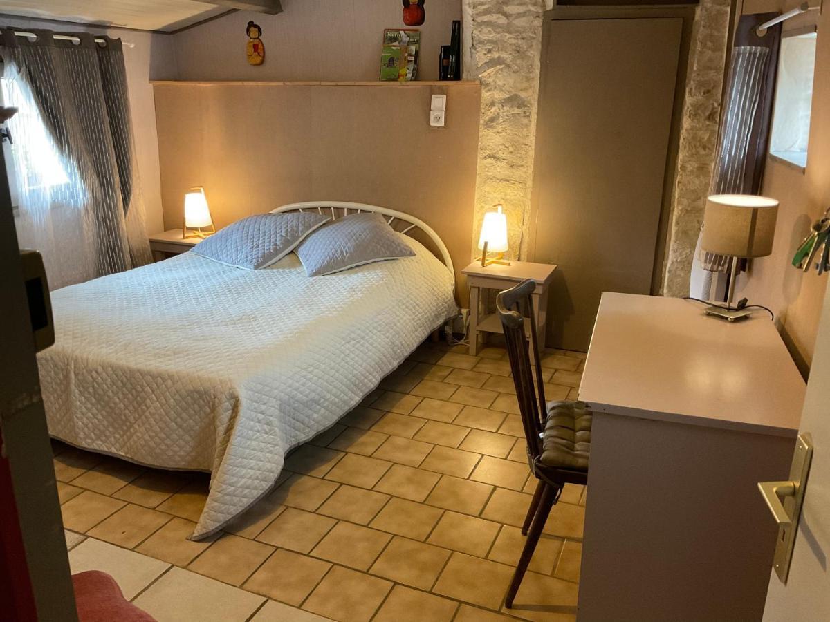 Chambres, Table D'Hotes Et Gites Les Mesanges Saint-Jean-de-Sauves Exterior photo