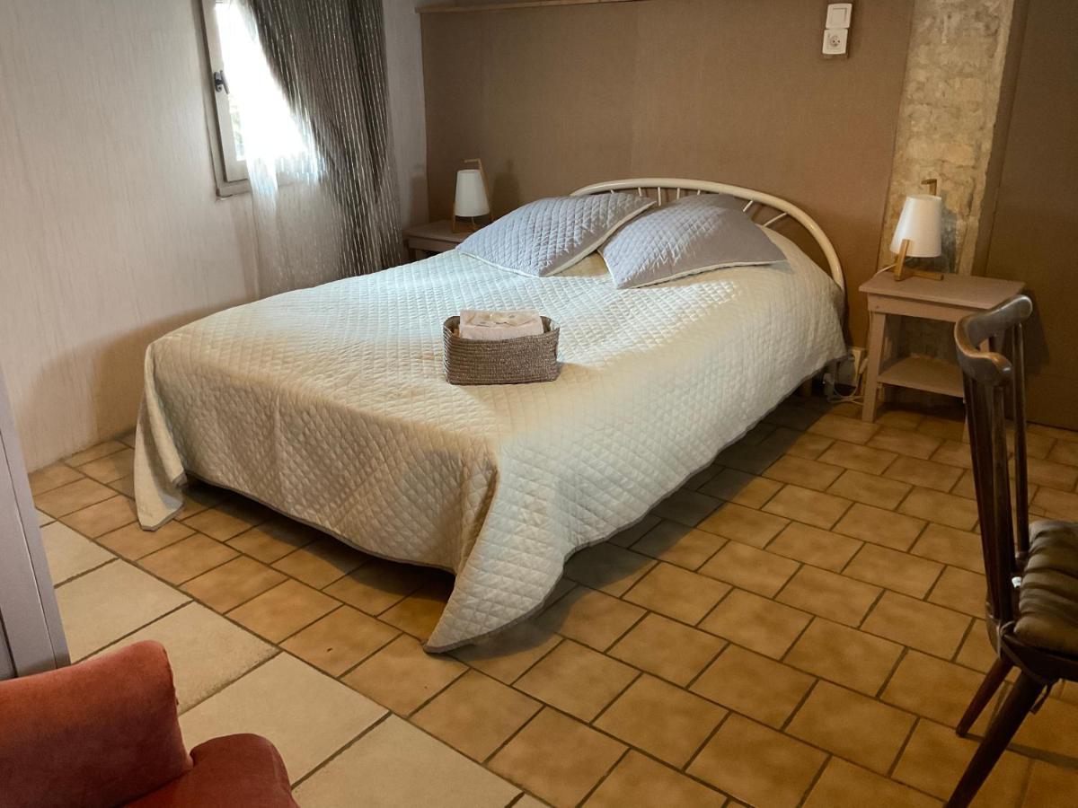 Chambres, Table D'Hotes Et Gites Les Mesanges Saint-Jean-de-Sauves Exterior photo